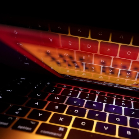 Die Tastatur eines Laptops spiegelt sich in dessen Bildschirm