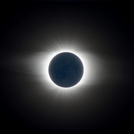 Aufnahme einer totalen Sonnenfinsternis bei der sich die Sonnenkorona zeigt, da der Mond die Sonne komplett bedeckt.