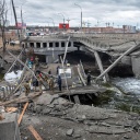 Krieg in der Ukraine: Bei der Evakuierung von Irpin überqueren flüchtende Menschen eine zerstörte Brücke.