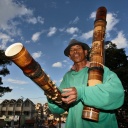 Valiha-Händler in Madagaskar hält zwei Valiha-Zithern in den Händen.