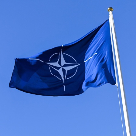 Eine Nato-Flagge weht im Wind.