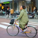 Eine Radfahrerin biegt auf einer autofreien Straße in Rotterdam nach links ab