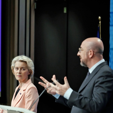 Der Präsident des Europäischen Rates, Charles Michel (r.) und die Präsidentin der Europäischen Kommission, Ursula von der Leyen, sprechen auf einer Medienkonferenz während eines EU-Gipfels in Brüssel. 