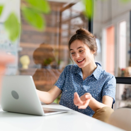 Lächelnde Frau arbeitet am PC