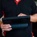 Symbolbild: Ein Mensch hält ein Tablet