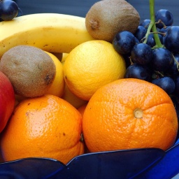 ARCHIV - Zu sehen ist eine Schale mit verschiedenen Früchten, und zwar mit Orangen, Weintrauben, einer Banane, Kiwi und Zitronen.