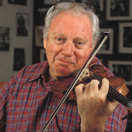 Der Violinist Isaac Stern auf seiner Geige spielend