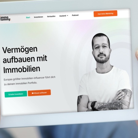 Ein Mann hält ein Tablet in seinen Händen auf dem die Webseite eines Beraters für Immobilien zu sehen ist.