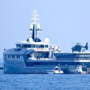 Die Superyacht von Amazon-Chef Jeff Bezos vor Cannes mit einem Hubschrauber im Landeanflug. 