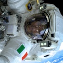 Luca Parmitano mit einem Weltraumanzug bei einem Einsatz außerhalb der ISS.