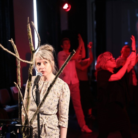 "Dancing with your Neighbours" von Gob Squad & Nachbar:innen © Dorothea Tuch