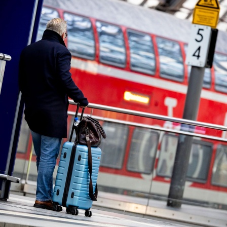 Reisende warten auf ihren Zug am Hauptbahnhof während eines Streiks der Gewerkschaft GDL in Berlin