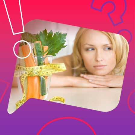 Glas mit Karotten, Gurke uind Petersilie, darum ein Maßband, im Hintergrund leicht unscharf auf die Arme gestützt eine blonde Frau, die zur Seite Blickt.