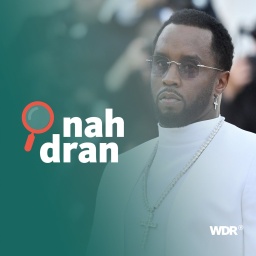 Porträt-Aufnahme von Sean Combs. Er trägt einen weißen Anzug und mehrere Schmuckstücke. Im Vordergunrd ist das Logo des Podcasts nah dran zu sehen. 