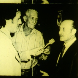 Stanisław Shlomo Szmajzner (r) und Gustav Wagner (m) 1978 auf der Polizeistation in São Paulo, Auszug aus historischem Filmmaterial aus dem Privatarchiv von Stanisław Szmajzner.