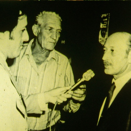 Stanisław Shlomo Szmajzner (rechts) und Gustav Wagner (mitte) 1978 auf der Polizeistation in São Paulo, Auszug aus historischem Filmmaterial aus dem Privatarchiv von Stanisław Szmajzner.