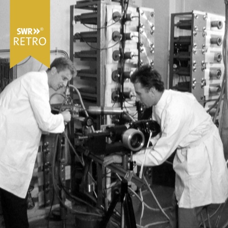 Mitarbeiter am Institut für Hochtemperaturforschung der Technischen Hochschule Stuttgart beim Aufbau einer Testinstallation 1962.