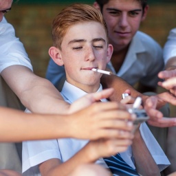 Jugendliche rauchen eine Zigarette