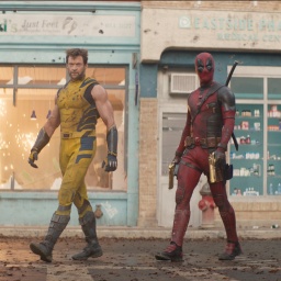 In einer Filmszene laufen Wolverine und Deadpool vor zerstörten Ladenflächen (Bild: picture alliance / AP/ 20th Century Studios/Marvel Studios)