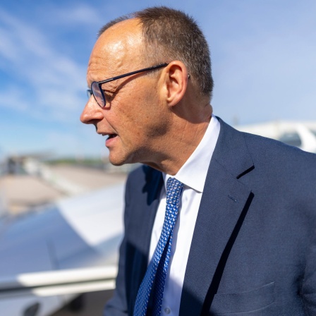 Friedrich Merz beim Einstieg auf der Flugzeugtreppe auf dem Flughafen Berlin
