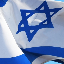 Eine israelische Flagge weht im Wind.