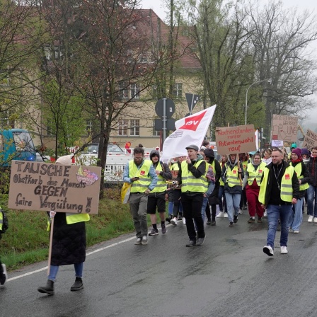 Streikmarsch von Krankenhausmitarbeiterinnen und -mitarbeitern