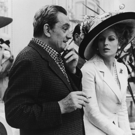 Schwarzweiß-Foto: Luchino Visconti bespricht sich mit Schauspielerin