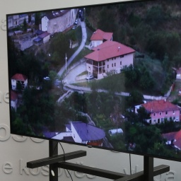 Der kosovarische Regierungschef Albin Kurti (nicht im Bild) zeigt Aufnahmen eines besetzten Klosters