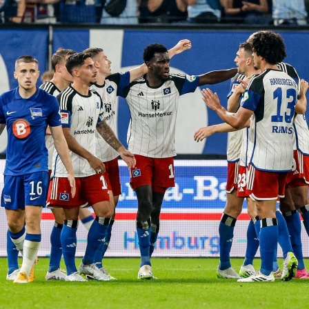 Der Hamburger SV jubelt über die Führung gegen Hertha BSC. 