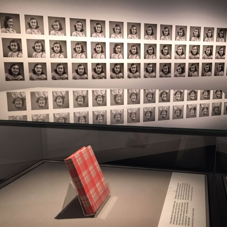 Das Tagebuch von Anne Frank in einer Vitrine bei einer Ausstellung im neuseeländischen Auckland (Bild: picture alliance / Rafael Ben-Ari)
