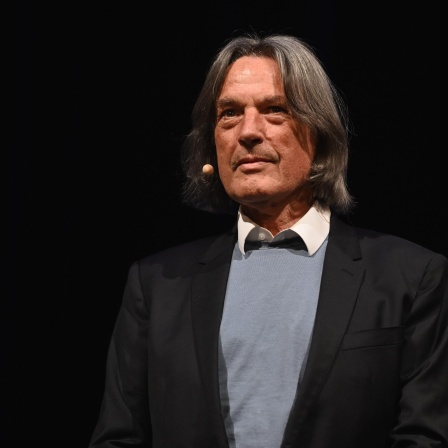 Der Arzt Dr. Hans-Wilhelm Müller-Wohlfahrt liest und redet auf der Lit.Cologne, dem internationalen Literaturfestival