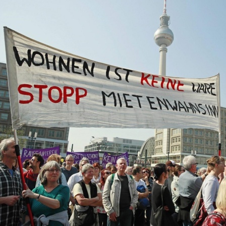 Demonstration am 6. April 2019 in Berlin gegen den "Mietenwahnsinn" und Verdrängung, auf einem Transparent steht: "Wohnung ist keine Ware, Stopp Mietenwahnsinn".