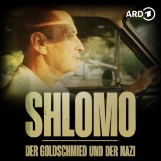 "Shlomo - Der Goldschmied und der Nazi": Ein Mann fährt rauchend Auto