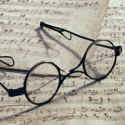 Die Brille von Franz Schubert auf einem Originalmanuskript der Lieder "Die Taubenpost"