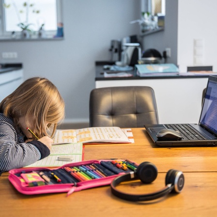Ein Kind lernt vor aufgeklapptem Laptop am Küchentisch: Nur wenige Schulen waren zu Beginn der Coronakrise digital gut aufgestellt und in der Lage, den Unterricht mehr oder minder reibungslos auf Homeschooling umzustellen