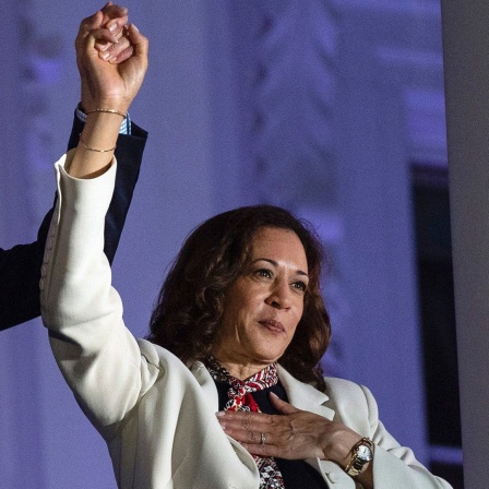 US-Präsident Joe Biden hebt die Hand von US-Vizepräsidentin Kamala Harris, nachdem er vom Balkon des Weißen Hauses aus das Feuerwerk zum Unabhängigkeitstag über der National Mall betrachtet hat, Donnerstag, 4. Juli 2024, in Washington.
