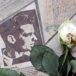 Porträt von Hans Scholl in der Gedenkstätte Weiße Rose an der Ludwig Maximilian Universität München. Ins Pflaster eingelassen, Flugblätter der Weißen Rose. 