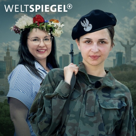 Im Vordergrund eine junge Frau in Militäruniform mit Waffe. ImHintergrund eine Frau mit Blumenkranz im Haar.