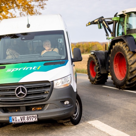 Ein Rufbus biegt ab auf eine Landstraße in der Region Hannover.
nachgekauft am 29.10.2024