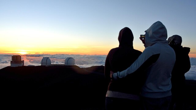 Besucher fotografieren am 01.06.2014 auf der Insel Hawaii auf dem Gipfel des Mauna Kea die untergehende Sonne. | Bild: picture alliance / Uwe Anspach | Uwe Anspach
