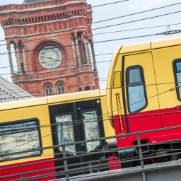 Berliner S-Bahn am Alexanderplatz