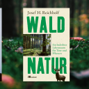 Ein Portrait des Autors Josef H. Reichholf und das Cover von "Waldnatur. Ein bedrohter Lebensraum für Tiere und Pflanzen" vor Moosboden