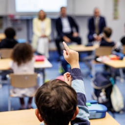 Ein Schüler einer zweiten Klasse meldet sich in einer Schulstunde während eines Schulbesuchs von Politikern in Bayern.