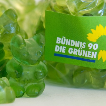 Grüne Gummibärchen eingepackt in eine Folie mit dem Aufdruck &#034;Bündnis 90/Die Grünen&#034;