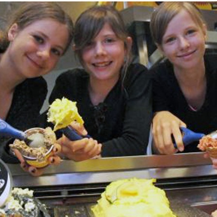 Schüler arbeiten in einer Eisdiele für soziale Projekte