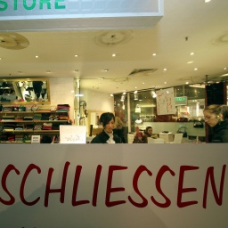 Schriftzug -Wir schließen- im Schaufenster eines Geschäftes