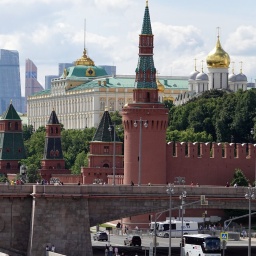 Von der "Moskwa" aus sind hinter der Brücke der Kreml und das Hochhaus- und Geschäftsviertel "Moskwa City" im Hintergrund zu sehen.