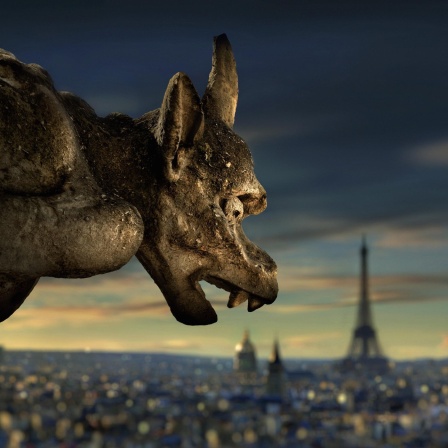 Ein Gargoyle von Notre Dame, im Hintergrund die Stadt Paris.