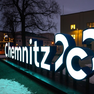 Das Logo der Kulturhauptstadt «Chemnitz 2025» ist vor dem Welcome Center im Zentrum der Stadt zu sehen.