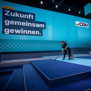 Reinigungskräfte bereiten die Halle für den CDU-Bundesparteitag vor.